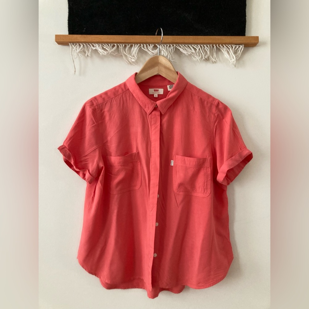 Levi’s cropped coral button down top
